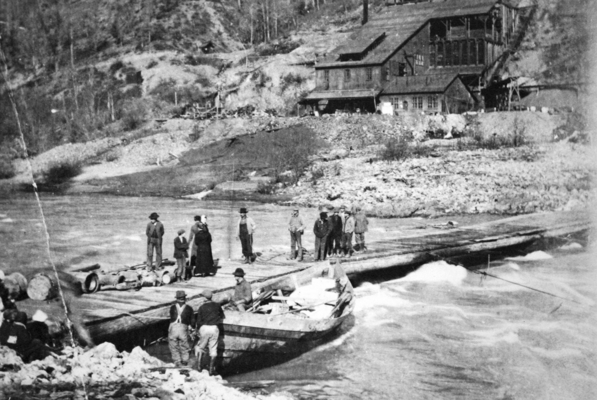 Black and white photo of locals along the Rogue River in Oregon.