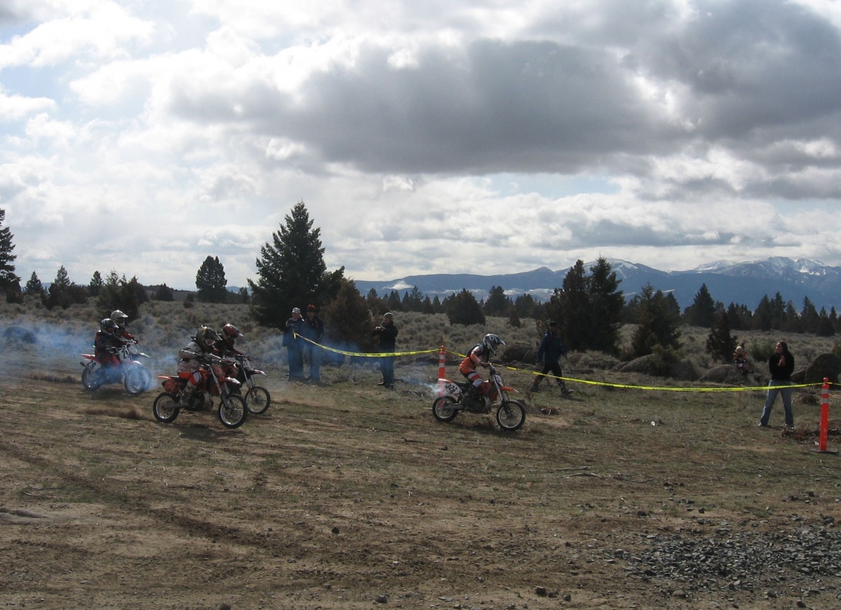 Racers at previous Pipstone Race