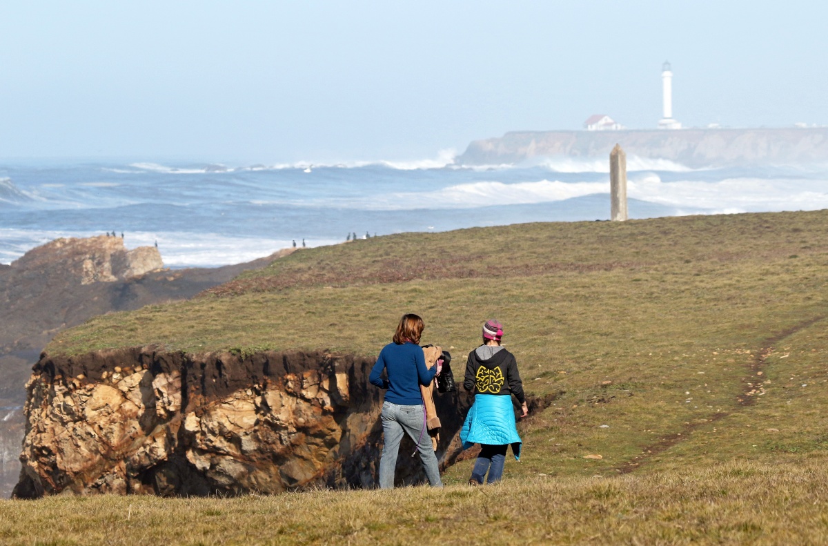 Two people hiking along the trails of Point Arena-Stornetta (Photo by David Ledig).