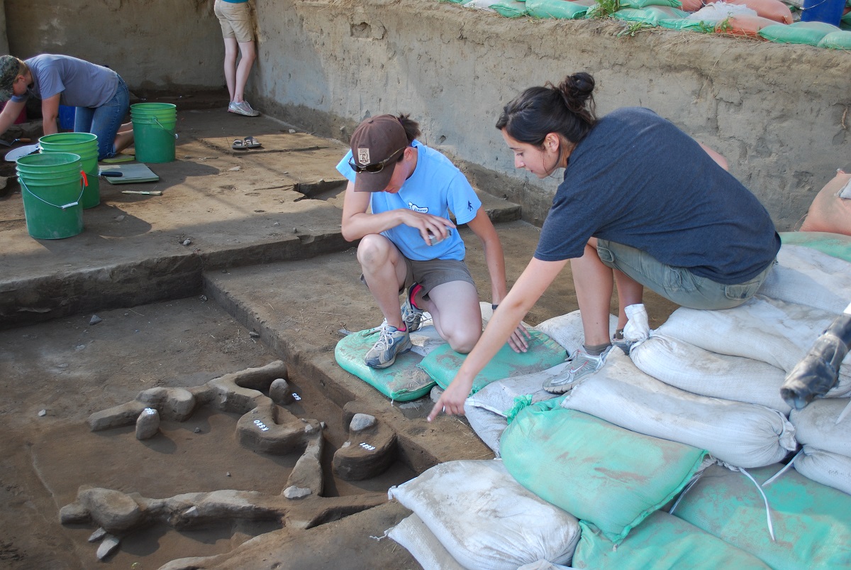 Students dig at Cooper's Ferry archaeological site