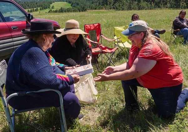 Nakoda Elder Minerva Allen and BLM Botanist Wendy Velman sharing and exchanging plant knowledge. 