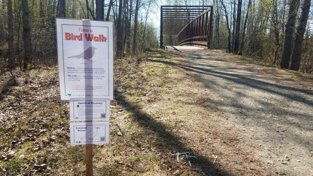 A sign on a trail describing the features of migrating birds.