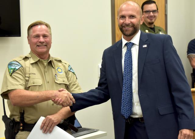 BLM Ranger Curtis Racker shaking hands with Deputy U.S. Marshal Pete Thompson.