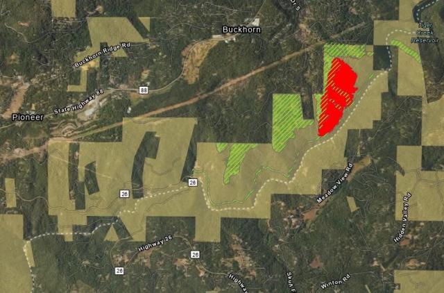 The Tiger Creek Fuel Break is depicted in green hatch, the Tiger Fire footprint is in red, and BLM-managed land is in yellow.  