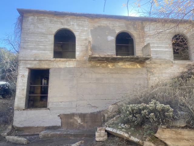 Building with the graffiti removed.