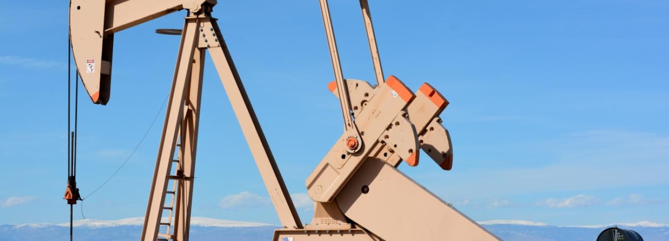Classic tan oil derrick pump with working.