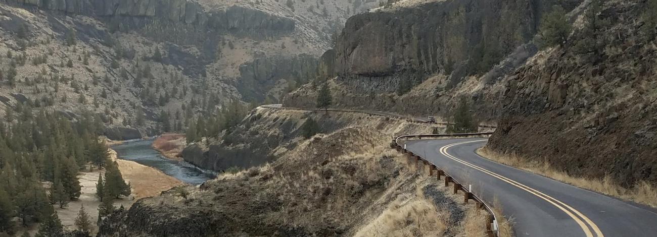 Winding Lower Crooked River Back Country Byway with the Crooked River