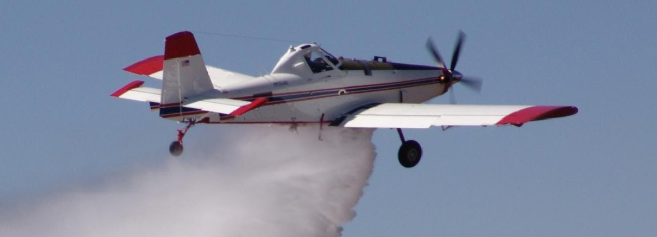 Single engine air tanker drops water on wildfire in Arizona