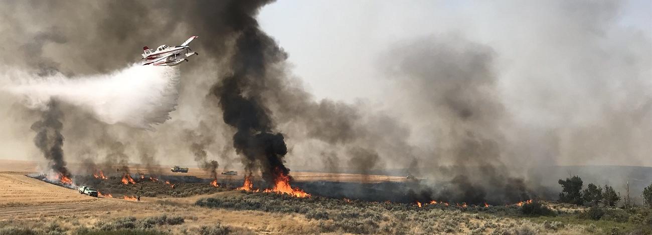 Un camión cisterna monomotor hace una gota de agua en un incendio forestal en el centro de Washington