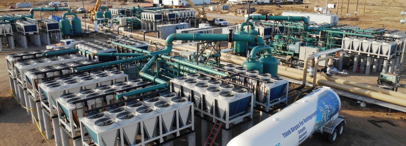 Facilities of the geothermal plant among the plains.