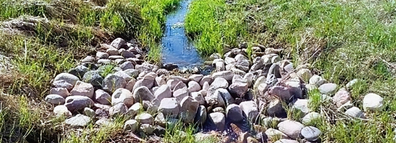 Rock arrangement to minimize erosion