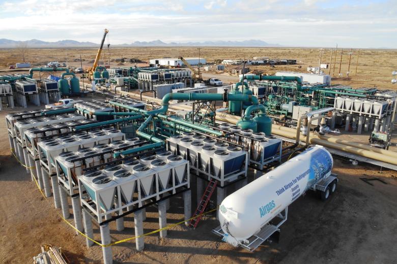 Facilities of the geothermal plant among the plains.