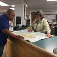 blm staff helping visitor with map